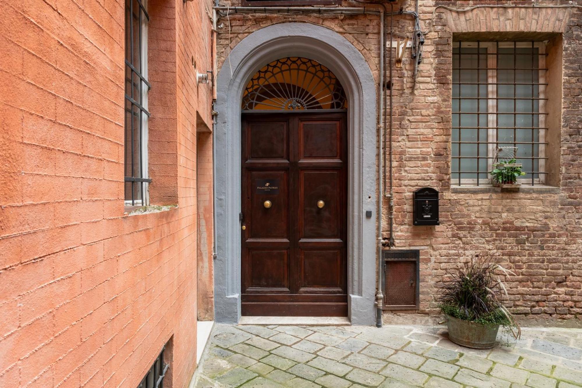 Palazzo Patrizi Suites & Spa Siena Exterior photo